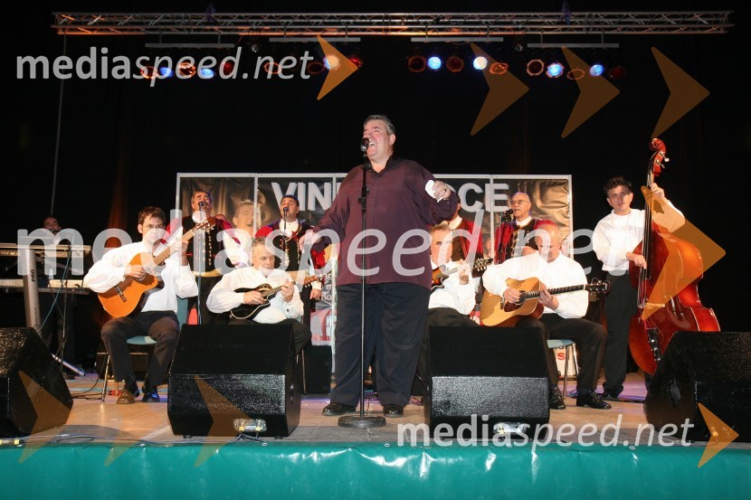 Vinko Coce, pevec in Klapa MaslinaVinko Coce in klapa Maslina, koncert