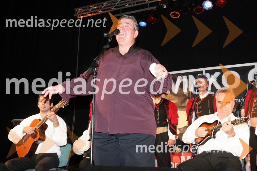 Vinko Coce, pevec in Klapa MaslinaVinko Coce in klapa Maslina, koncert