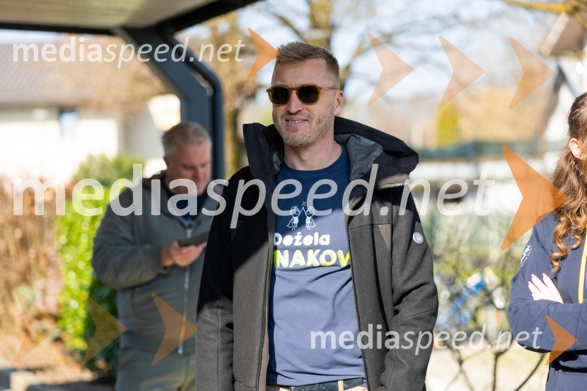 Cene Prevc bo nasledil Miha Deželaka, Dežela junakov