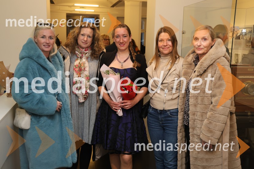  Maja Lampelj, ginekologinja in zdravnica leta 2018;  ... ;  Maja Modrinjak, Fotografinja;  ... ;  Simona Tripkovič, direktorica, Muzej narodne osvoboditve MariborOtvoritev fotografske razstave Ženske Maribora
