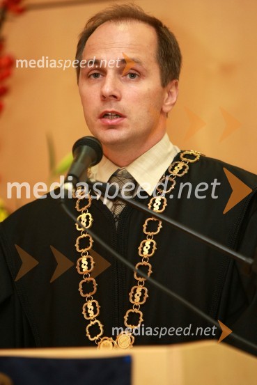 Prof. dr. Rajko Knez, dekan Pravne fakultete Univerze v Mariboru  	 
	Univerza v Mariboru: Promocija doktorjev znanosti, oktober 2009