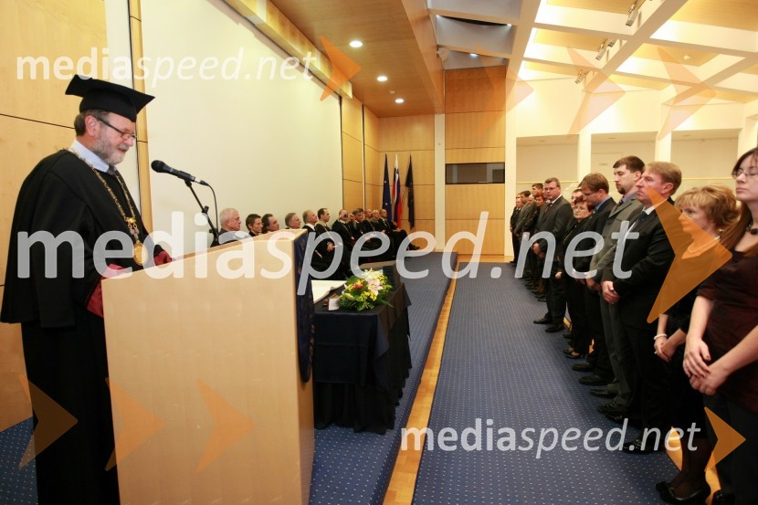 Prof. dr. Ivan Rozman, rektor Univerze v Mariboru ter novi doktorji znanosti Univerze v MariboruUniverza v Mariboru: Promocija doktorjev znanosti, oktober 2009