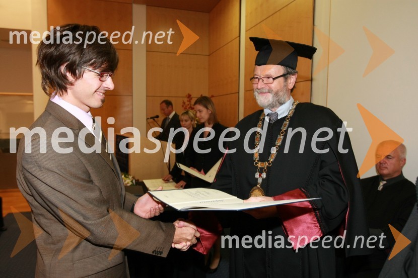 Dr. Tomaž Žula, Fakulteta za gradbeništvo Univerze v Mariboru in prof. dr. Ivan Rozman, rektor Univerze v Mariboru ter novi doktorji znanosti Univerze v MariboruUniverza v Mariboru: Promocija doktorjev znanosti, oktober 2009