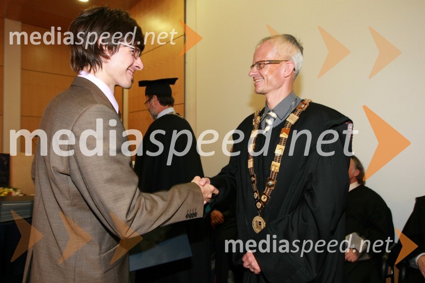 Dr. Tomaž Žula, Fakulteta za gradbeništvo Univerze v Mariboru in prof. dr. Miroslav Premrov, Fakulteta za gradbeništvo Univerze v MariboruUniverza v Mariboru: Promocija doktorjev znanosti, oktober 2009