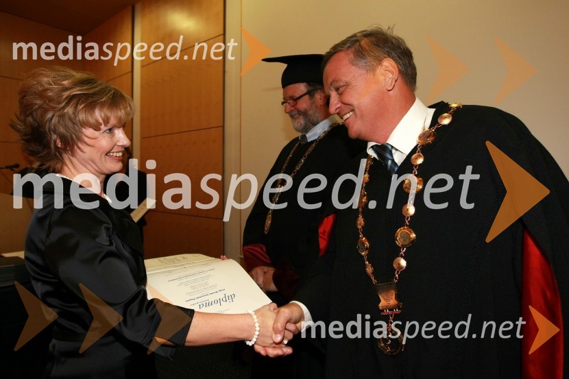 Dr. Breda Jesenšek Papež, Medicinska fakulteta Univerze v Mariboru in prof. dr. Ivan Krajnc, dekan Medicinske fakultete Univerze v MariboruUniverza v Mariboru: Promocija doktorjev znanosti, oktober 2009