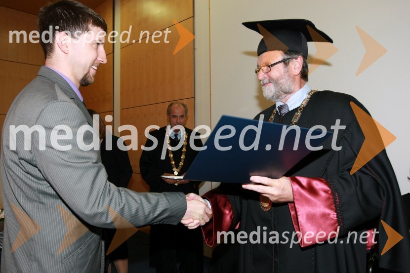 Dr. Marcel Ropotar, Fakulteta za kemijo in kemijsko tehnologijo Univerze v Mariboru in prof. dr. Ivan Rozman, rektor Univerze v Mariboru
Univerza v Mariboru: Promocija doktorjev znanosti, oktober 2009