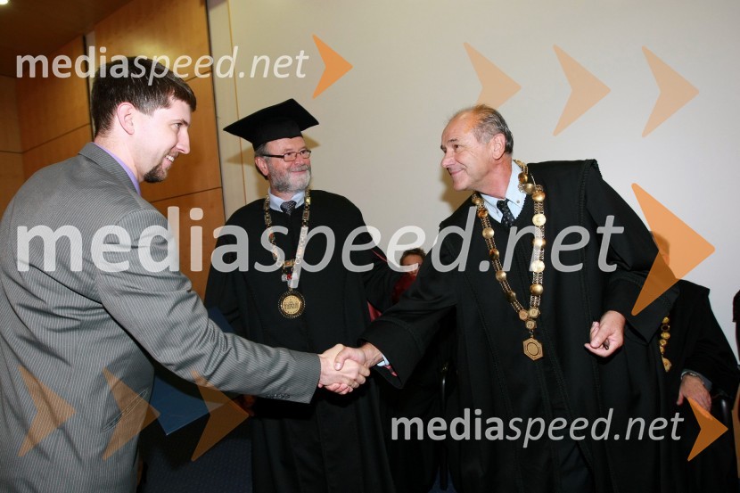 Dr. Marcel Ropotar, Fakulteta za kemijo in kemijsko tehnologijo Univerze v Mariboru, prof. dr. Ivan Rozman, rektor Univerze v Mariboru in ...
Univerza v Mariboru: Promocija doktorjev znanosti, oktober 2009