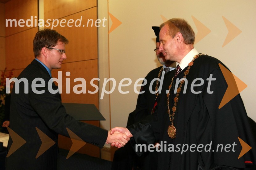 Dr. Danijel Grafenauer, Filozofska fakulteta Univerze v Mariboru in prof. dr. Marko Jesenšek, dekan Filozofske fakultete Univerze v MariboruUniverza v Mariboru: Promocija doktorjev znanosti, oktober 2009