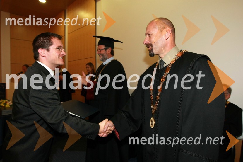Dr. Tomaž Kostanjevec, Fakulteta za strojništvo Univerze v Mariboru in prof. dr. Niko Samec, dekan Fakultete za strojništvo Univerze v Mariboru  	 
	Univerza v Mariboru: Promocija doktorjev znanosti, oktober 2009
