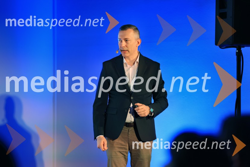  Dejan Stupar, Izvršni direktor avtomobilskega sektorja Skupine OMRCHANGAN, predstavitev