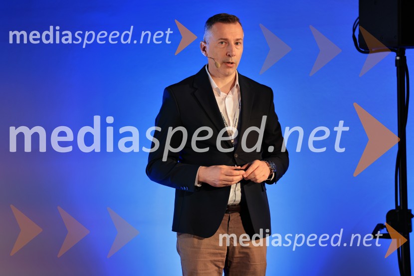  Dejan Stupar, Izvršni direktor avtomobilskega sektorja Skupine OMRCHANGAN, predstavitev