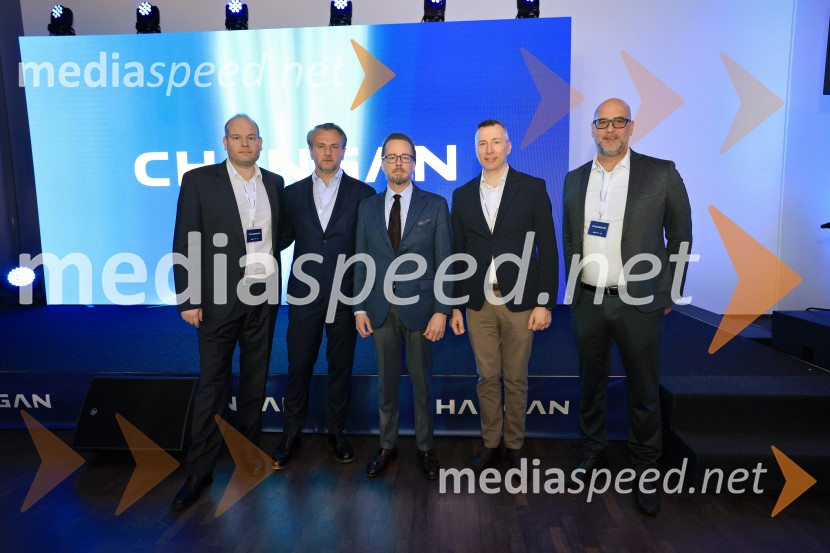 mag. Andrej Lazar, Direktor Crossroad SLO d.o.o.;  ... ;  Jakob Petterssen, direktor zunanjega oblikovanja Deepal;  Dejan Stupar, Izvršni direktor avtomobilskega sektorja Skupine OMR;  Mitja Slamnik, vodja prodajeCHANGAN, predstavitev