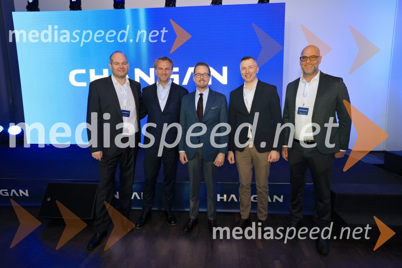 mag. Andrej Lazar, Direktor Crossroad SLO d.o.o.;  ... ;  Jakob Petterssen, direktor zunanjega oblikovanja Deepal;  Dejan Stupar, Izvršni direktor avtomobilskega sektorja Skupine OMR;  Mitja Slamnik, vodja prodajeCHANGAN, predstavitev