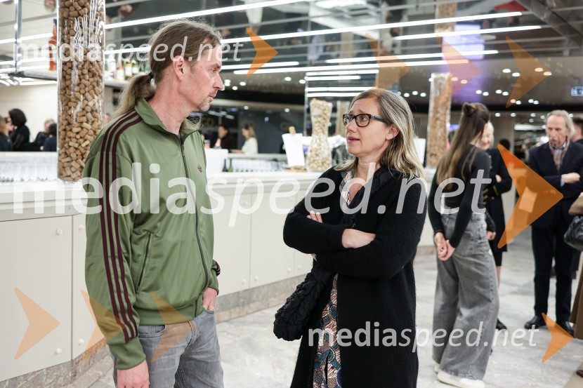  Andrej Jaklič, vodja gledališkega in sodobnoplesnega programa CD;  Marjeta Lavrič, Direktorica Centra kulture Španski borci ter vodja programa in produkcije Zavoda EN-KNAPNot Standing: Predznak, Cankarjev dom