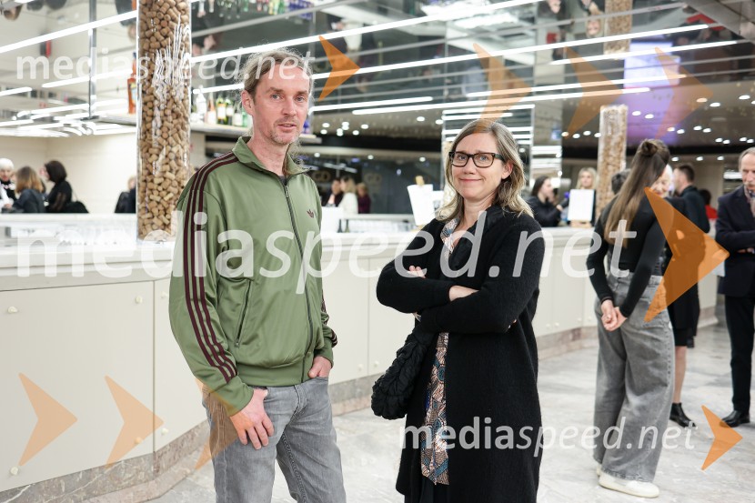  Andrej Jaklič, vodja gledališkega in sodobnoplesnega programa CD;  Marjeta Lavrič, Direktorica Centra kulture Španski borci ter vodja programa in produkcije Zavoda EN-KNAPNot Standing: Predznak, Cankarjev dom