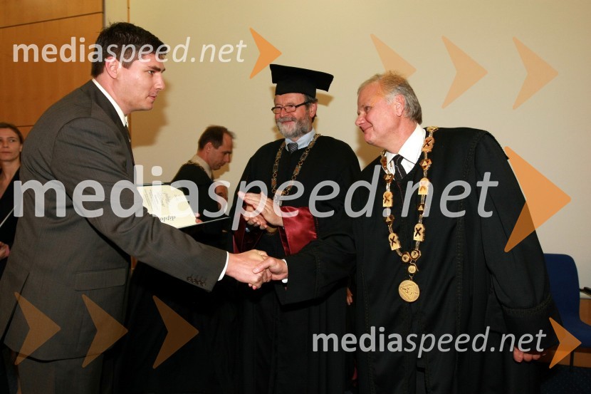 Dr. Božidar Bratina, Fakulteta za elektrotehniko, računalništvo in informatiko Univerze v Mariboru, prof. dr. Ivan Rozman, rektor Univerze v Mariboru in ...Univerza v Mariboru: Promocija doktorjev znanosti, oktober 2009
