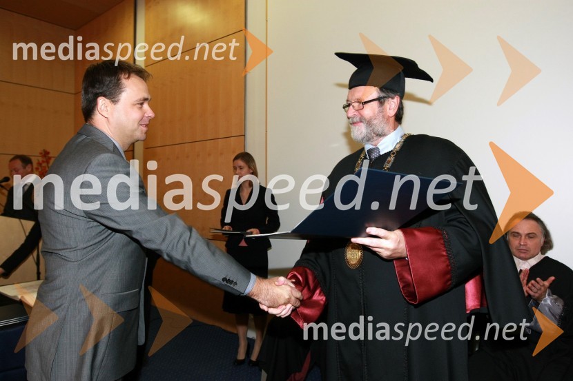 Dr. Darko Hercog, Fakulteta za elektrotehniko, računalništvo in informatiko Univerze v Mariboru in prof. dr. Ivan Rozman, rektor Univerze v Mariboru
Univerza v Mariboru: Promocija doktorjev znanosti, oktober 2009