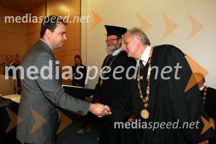Dr. Darko Hercog, Fakulteta za elektrotehniko, računalništvo in informatiko Univerze v Mariboru, prof. dr. Ivan Rozman, rektor Univerze v Mariboru in ...
Univerza v Mariboru: Promocija doktorjev znanosti, oktober 2009