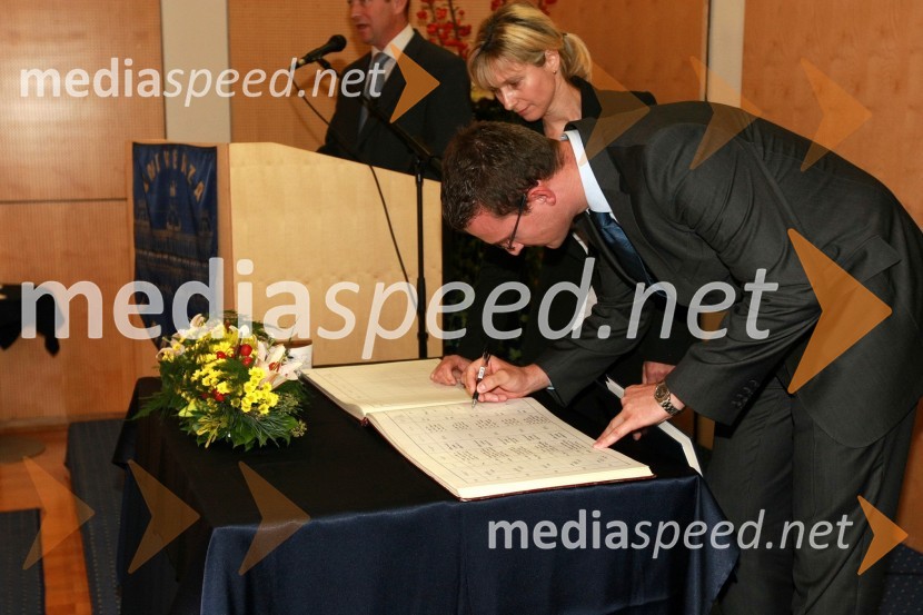 Dr. Luka Pavlič, Fakulteta za elektrotehniko, računalništvo in informatiko Univerze v MariboruUniverza v Mariboru: Promocija doktorjev znanosti, oktober 2009