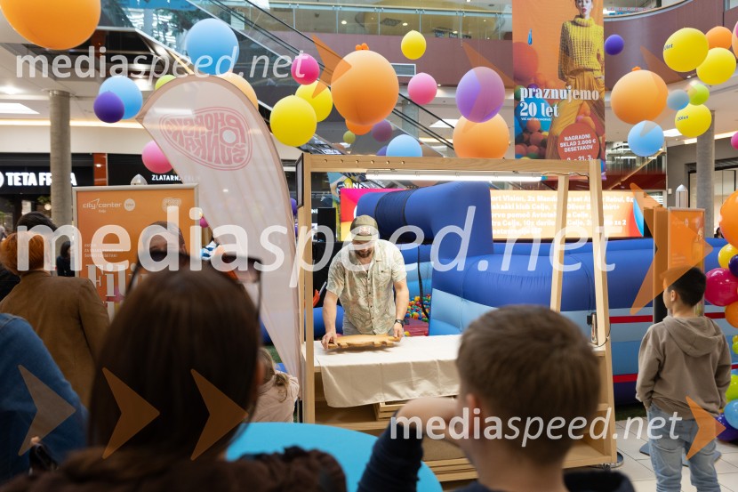 Filip Flisar v Citycentru Celje zarezal v Pohorsko šunko