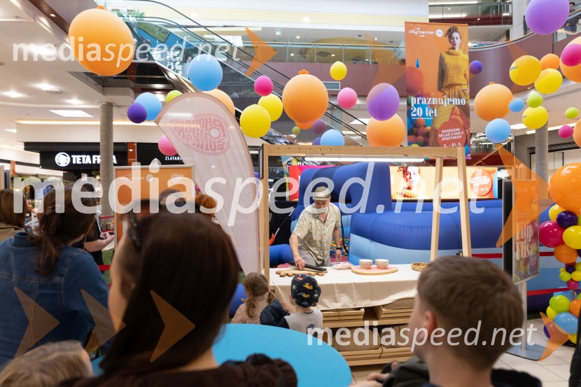 Filip Flisar v Citycentru Celje zarezal v Pohorsko šunko