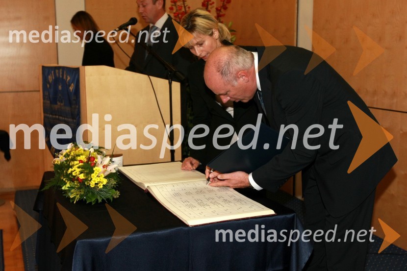 Dr. Zvonko Toroš, Fakulteta za elektrotehniko, računalništvo in informatiko Univerze v MariboruUniverza v Mariboru: Promocija doktorjev znanosti, oktober 2009