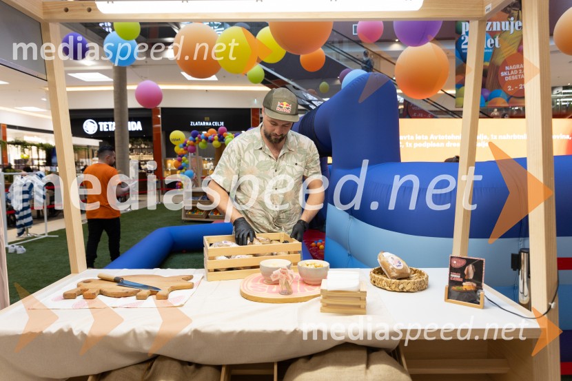 Filip Flisar v Citycentru Celje zarezal v Pohorsko šunko