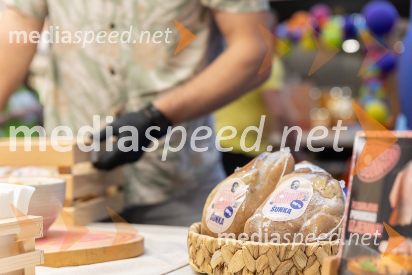 Filip Flisar v Citycentru Celje zarezal v Pohorsko šunko