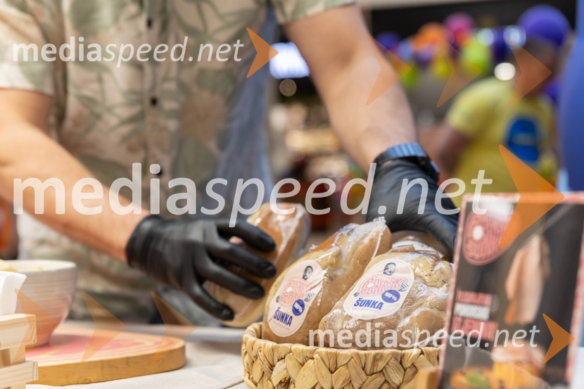 Filip Flisar v Citycentru Celje zarezal v Pohorsko šunko