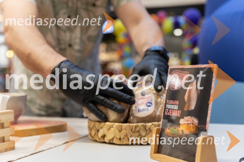 Filip Flisar v Citycentru Celje zarezal v Pohorsko šunko