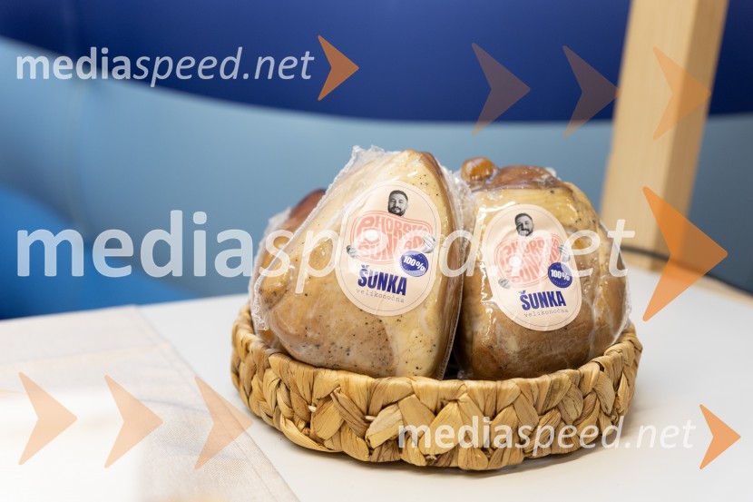 Filip Flisar v Citycentru Celje zarezal v Pohorsko šunko