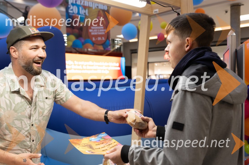 Filip Flisar v Citycentru Celje zarezal v Pohorsko šunko