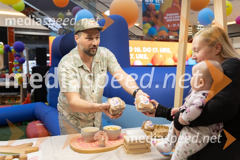 Filip Flisar v Citycentru Celje zarezal v Pohorsko šunko