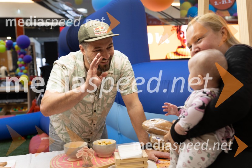 Filip Flisar v Citycentru Celje zarezal v Pohorsko šunko