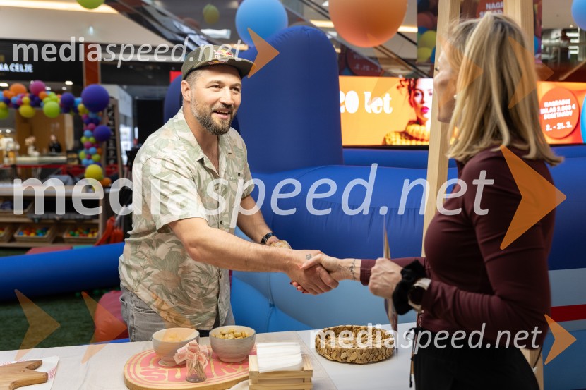 Filip Flisar v Citycentru Celje zarezal v Pohorsko šunko