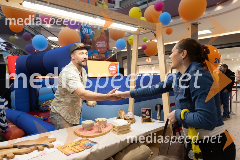 Filip Flisar v Citycentru Celje zarezal v Pohorsko šunko