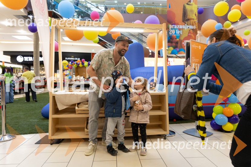 Filip Flisar v Citycentru Celje zarezal v Pohorsko šunko