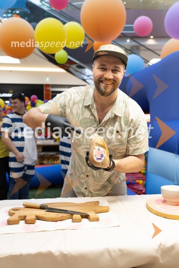 Filip Flisar v Citycentru Celje zarezal v Pohorsko šunko