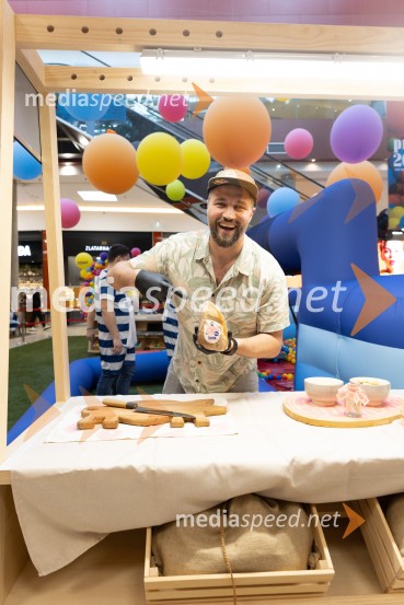 Filip Flisar v Citycentru Celje zarezal v Pohorsko šunko