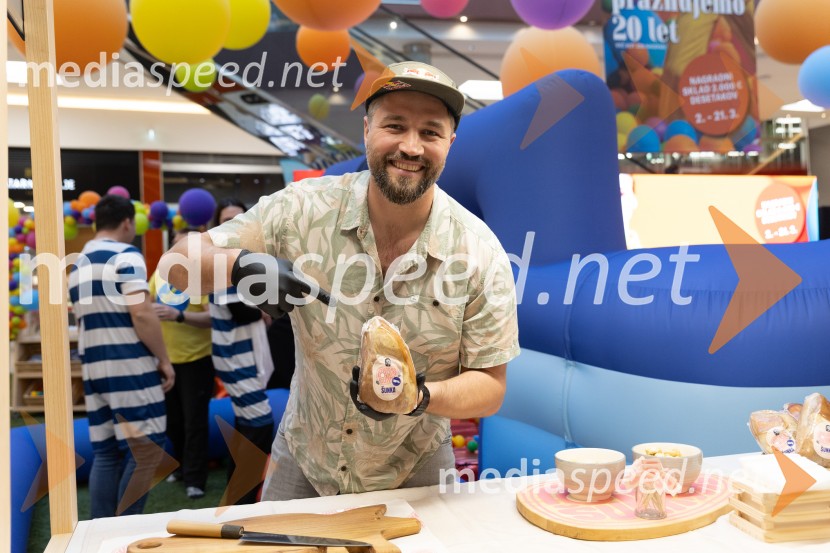 Filip Flisar v Citycentru Celje zarezal v Pohorsko šunko