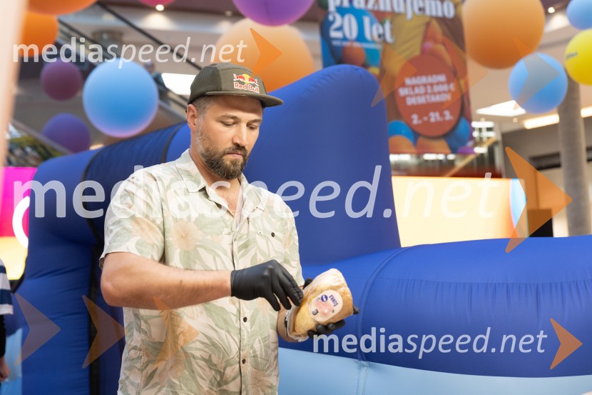 Filip Flisar v Citycentru Celje zarezal v Pohorsko šunko