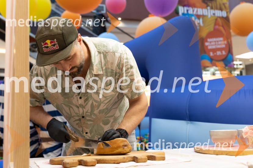 Filip Flisar v Citycentru Celje zarezal v Pohorsko šunko