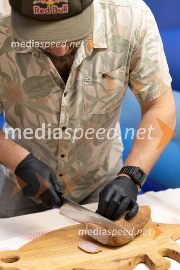 Filip Flisar v Citycentru Celje zarezal v Pohorsko šunko