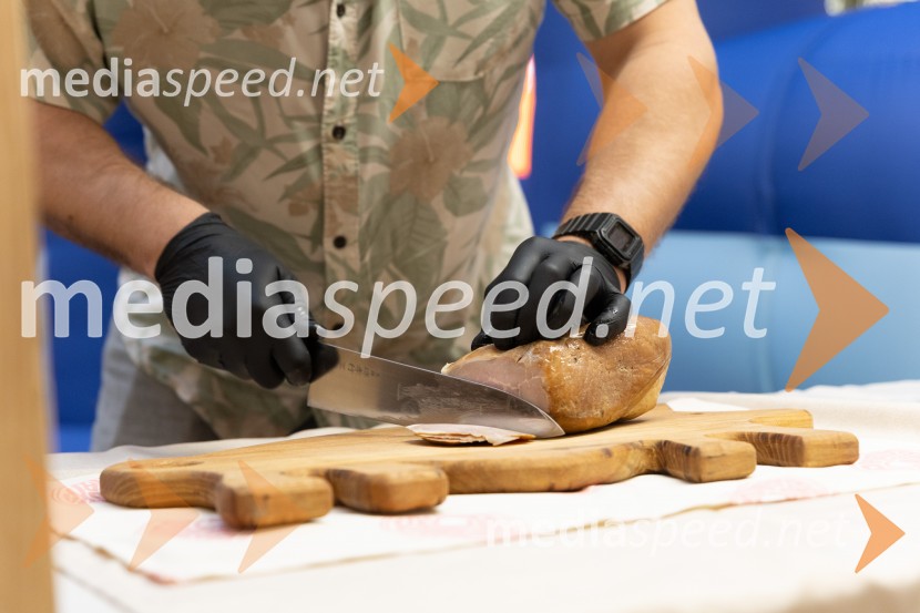 Filip Flisar v Citycentru Celje zarezal v Pohorsko šunko