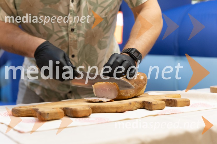 Filip Flisar v Citycentru Celje zarezal v Pohorsko šunko