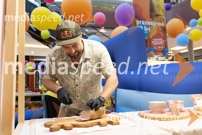 Filip Flisar v Citycentru Celje zarezal v Pohorsko šunko