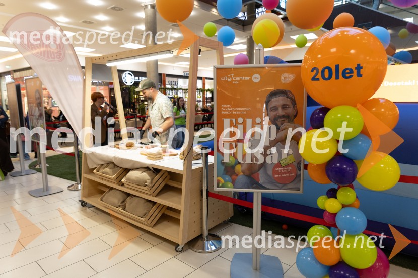 Filip Flisar v Citycentru Celje zarezal v Pohorsko šunko
