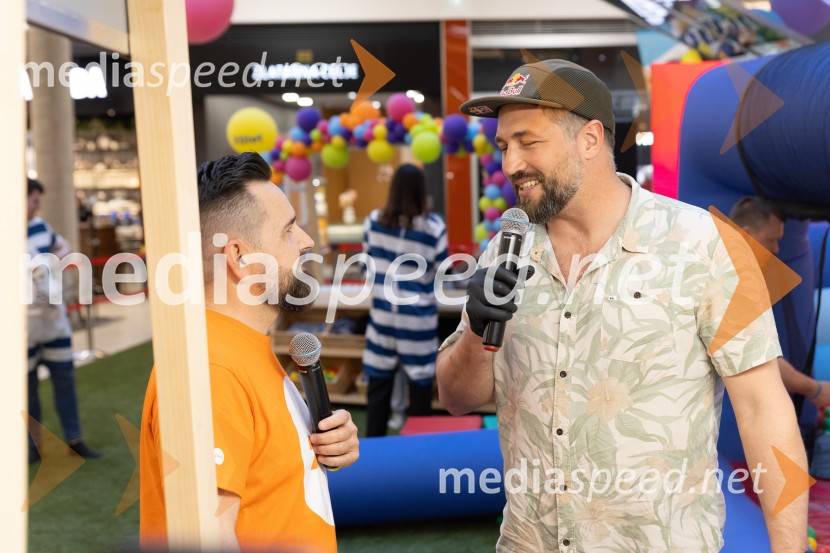 Filip Flisar v Citycentru Celje zarezal v Pohorsko šunko