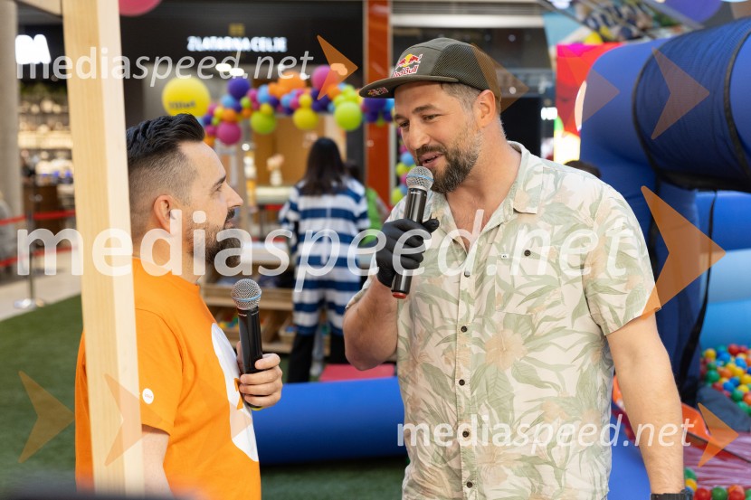 Filip Flisar v Citycentru Celje zarezal v Pohorsko šunko