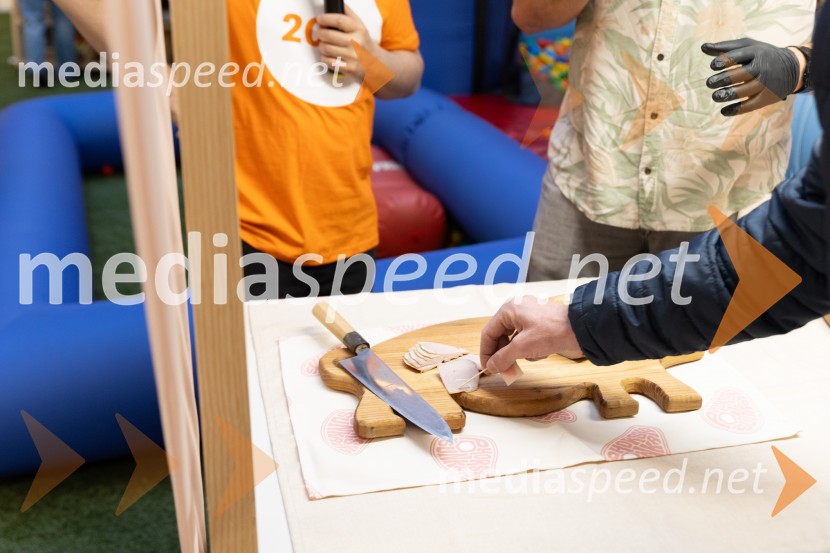 Filip Flisar v Citycentru Celje zarezal v Pohorsko šunko